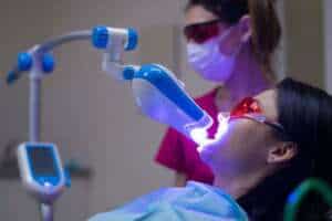 Pulizia e sbiancamento laser dei denti a Tirana, Albania.
