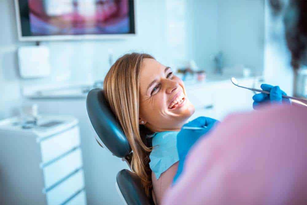 Donna sorridente in una clinica odontoiatrica in Albania.