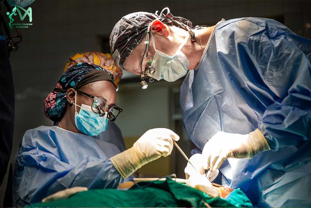 Chirurgiens plasticiens experts en Albanie pratiquant la chirurgie du corps.