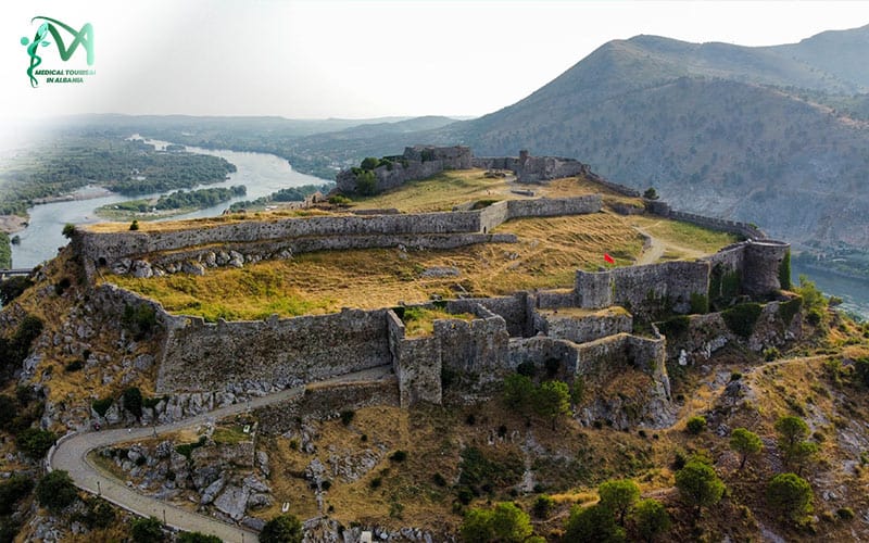 Bellissimo antico castello in Albania, presente tra le destinazioni da visitare per il turismo dentale in Albania.