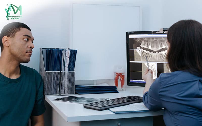 Un paziente francese del turismo dentale in Albania si consulta con l'esperto di turismo medico in Albania sulle sue condizioni dentali.