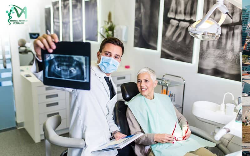 Dentista in Albania mostra alla paziente in visita dall'Italia per turismo dentale una radiografia panoramica della sua condizione.