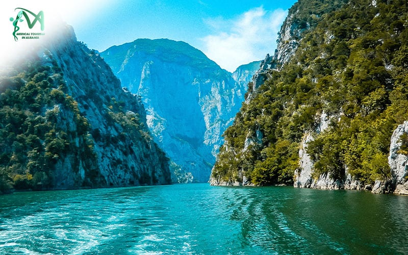 Il lago Komani, una delle migliori attrazioni turistiche dell'Albania.