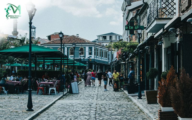 Persone a passeggio nella città di Korca, quartiere noto come Pazari i Vjeter o The Old Bazar in inglese.