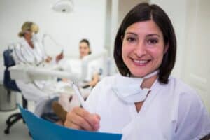 Zdjęcie przedstawiające profesjonalnego dentystę w Albanii