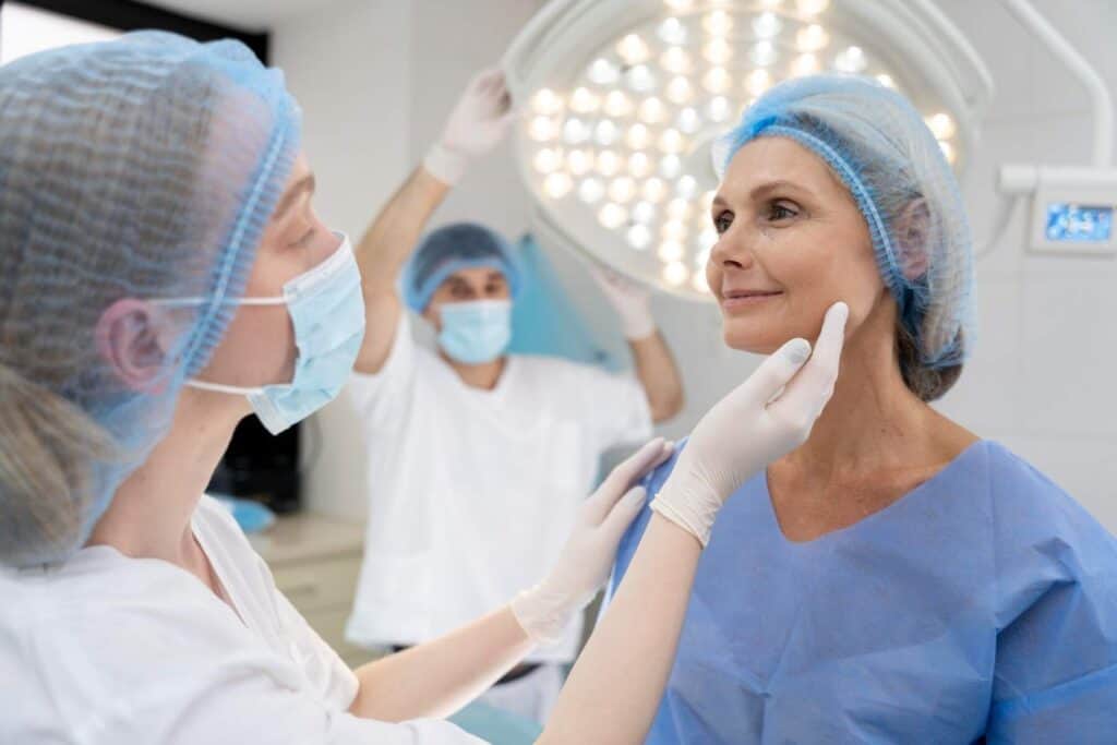 Professionnels de la santé se préparant à la chirurgie esthétique en Albanie.