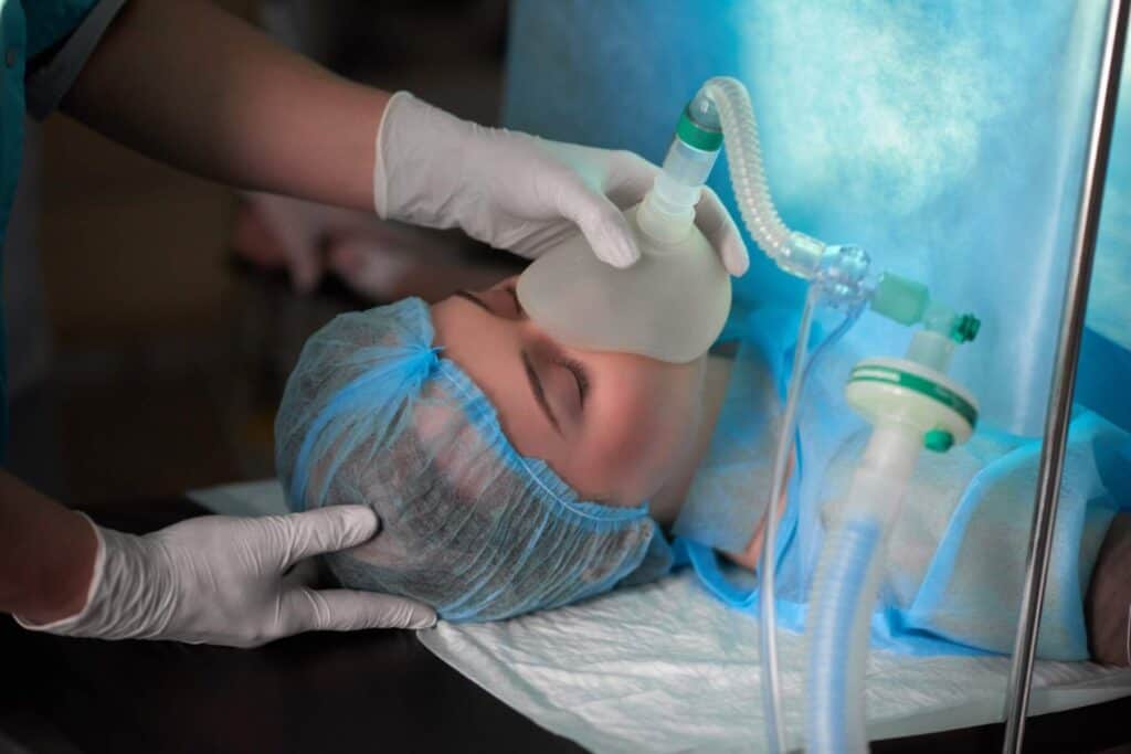 Patient sous anesthésie lors d'une chirurgie esthétique en Albanie.
