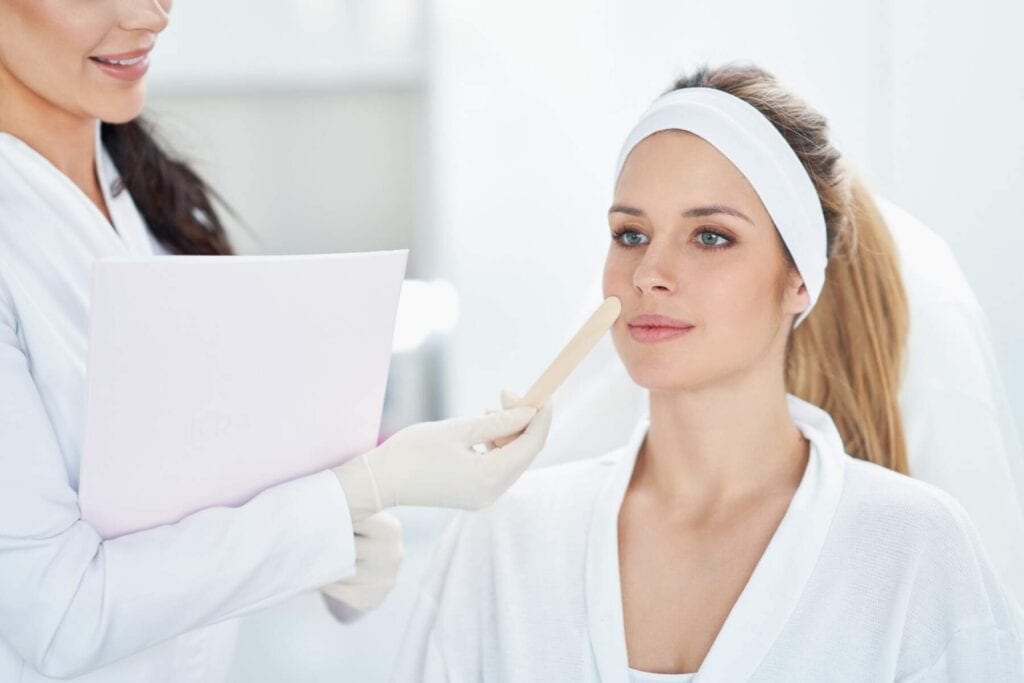 Femme se préparant à une consultation de chirurgie esthétique dans une clinique en Albanie.