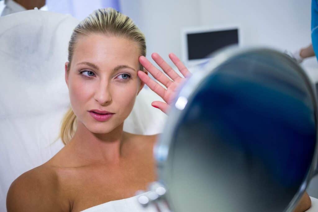 Femme se préparant pour une chirurgie esthétique en Albanie, une destination de choix pour le tourisme médical.