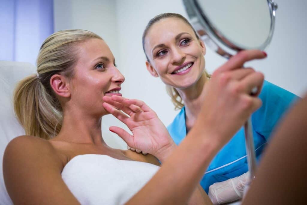 Femme recevant une consultation cosmétique en Albanie pour le tourisme médical.