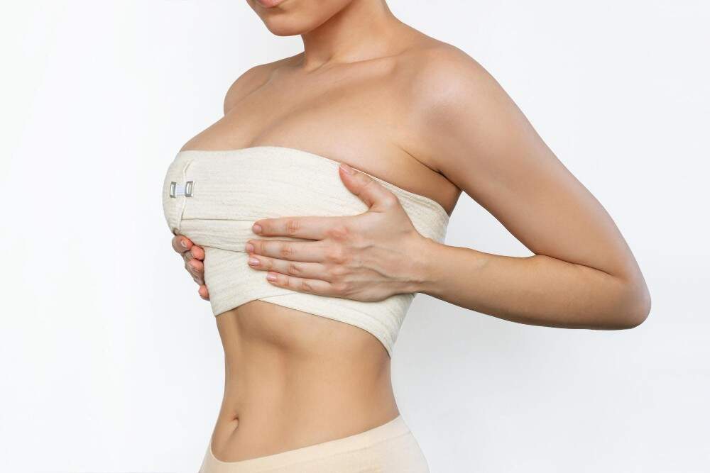 Woman with hourglass figure, showcasing body contouring in Albania.