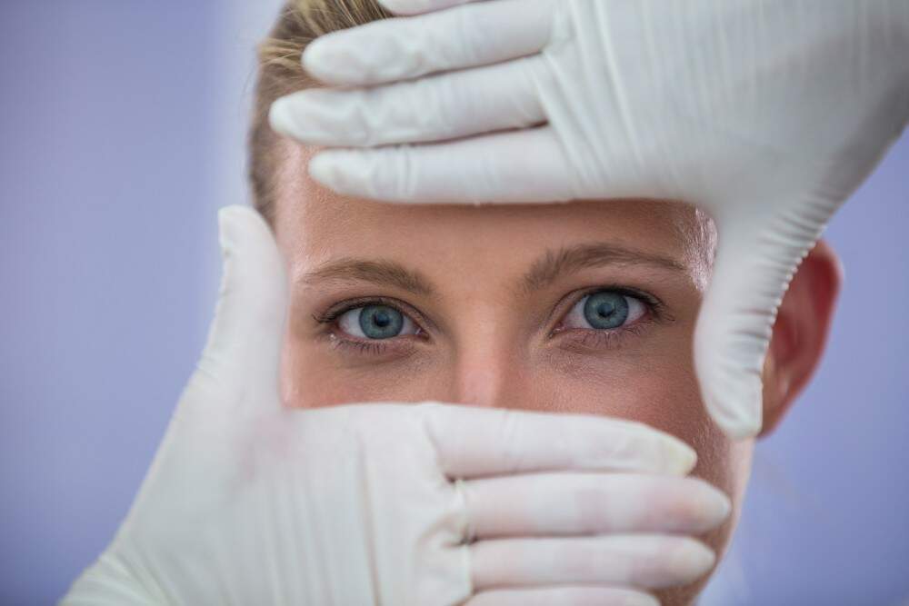 Gros plan d'une femme subissant une blépharoplastie pour paupières tombantes en Albanie.
