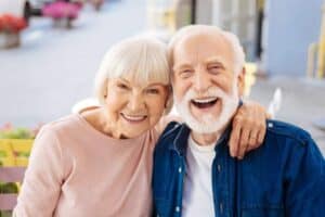 Pacientë të huaj të kënaqur me implantet dentare në Shqipëri.