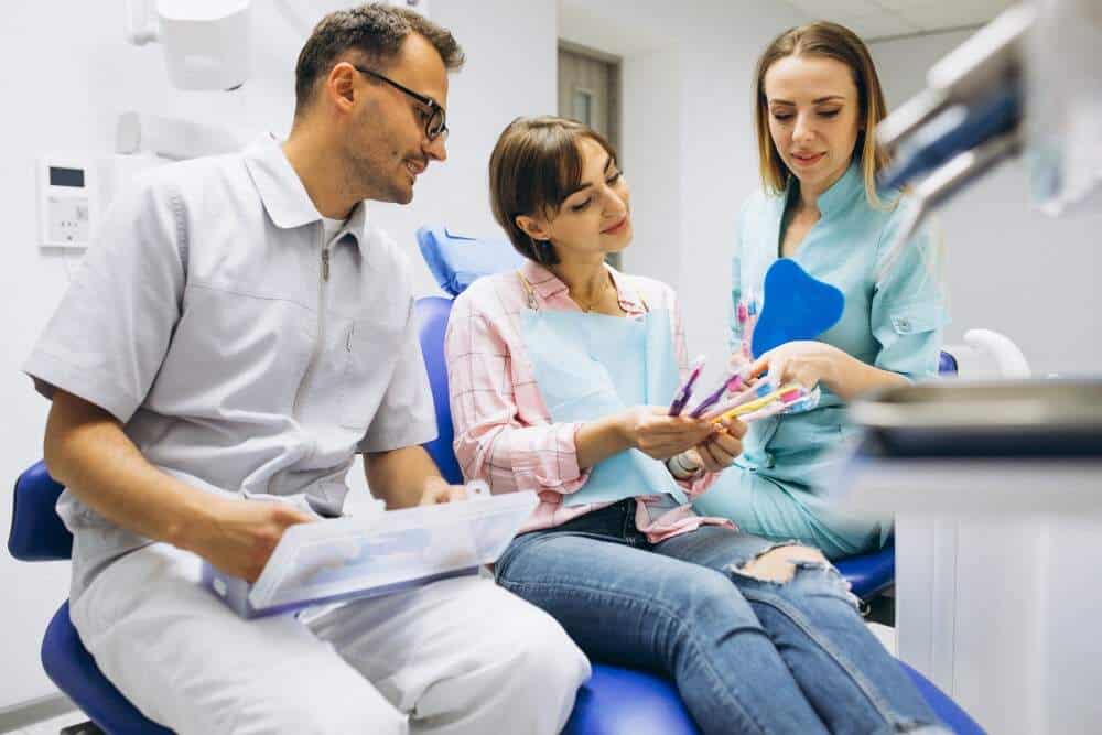 Konsultacja stomatologiczna w sprawie licówek i koron w Albanii.
