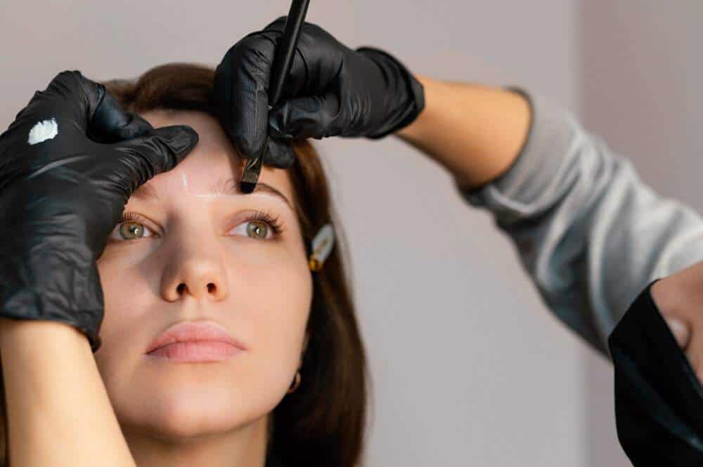 Donna che riceve un trattamento di trapianto di sopracciglia in Albania per il ripristino dei capelli.
