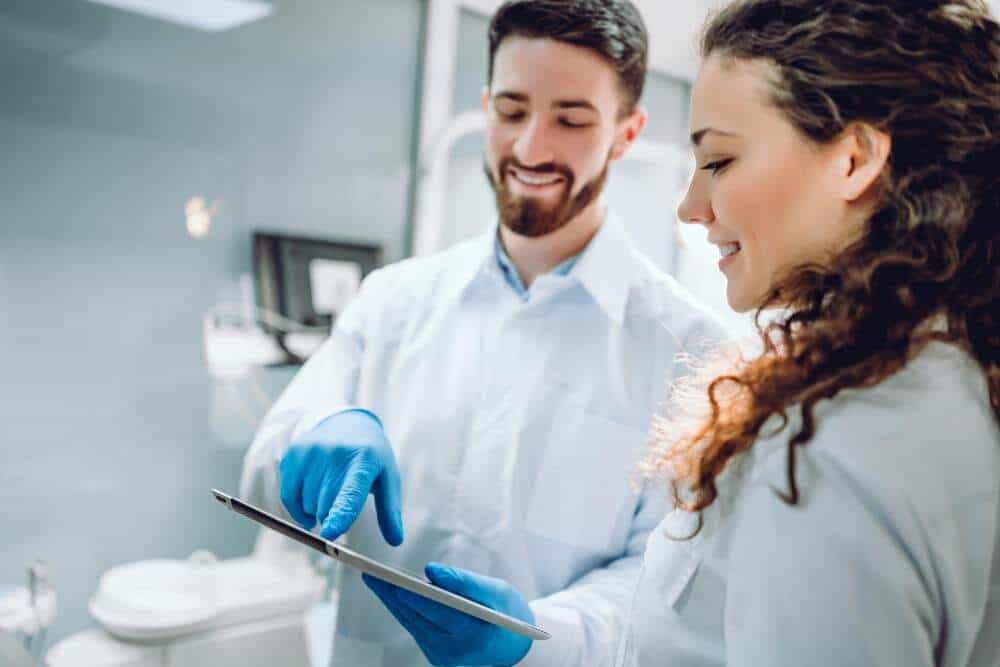 Konsultim E-max crown me një dentist në Shqipëri