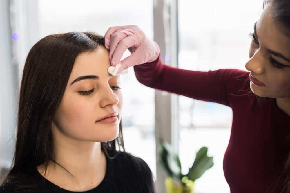 Procedura esperta di trapianto di sopracciglia in Albania per il ripristino dei capelli.