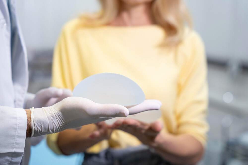Image illustrating a doctor discussing breast lift implant options