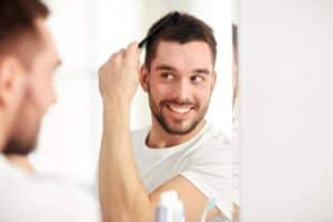 Imagen que ilustra a un hombre disfrutando del crecimiento de su nuevo cabello tras un trasplante capilar.