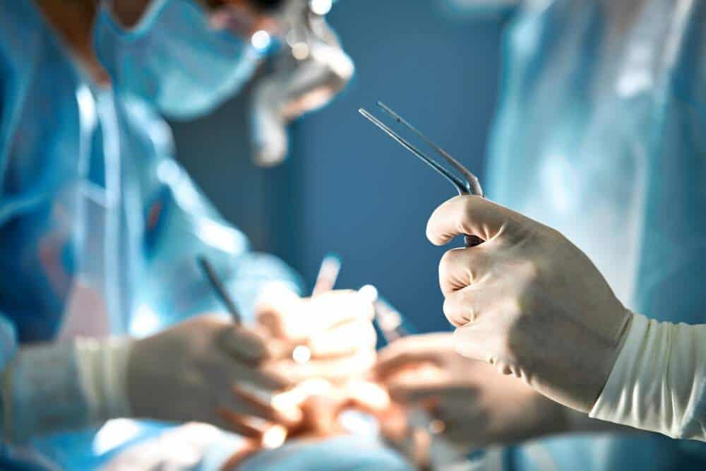 Afbeelding van tandheelkundige implantaatchirurgie in een kliniek in Albanië.