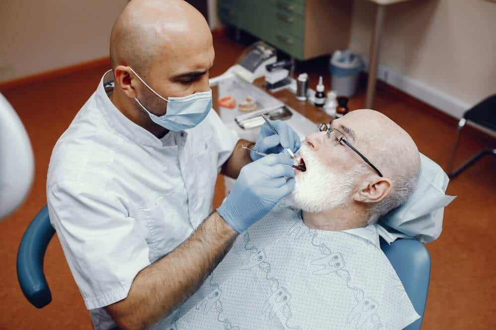 Procedimiento de implante dental realizado por un especialista en Albania para turismo médico.