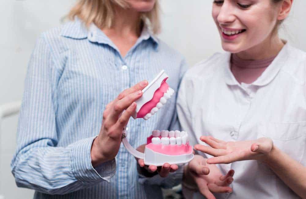 Modelo de implante dental que demuestra opciones de reemplazo de dientes en Albania.