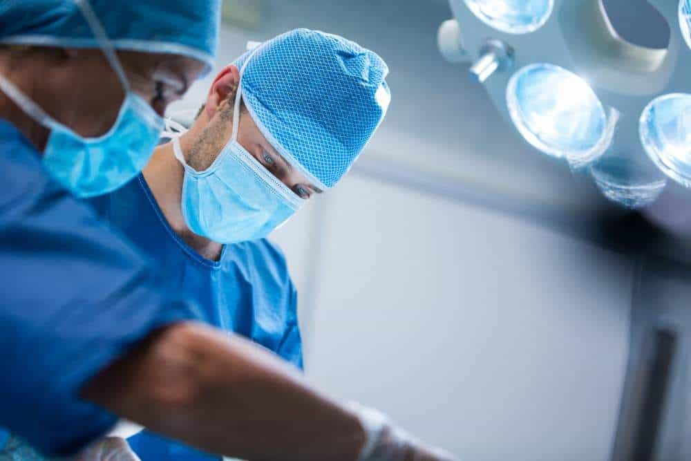 Cirujanos realizando cirugía plástica en Albania para turismo médico.