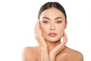 Imagen que ilustra una operación de lifting facial asequible en Albania