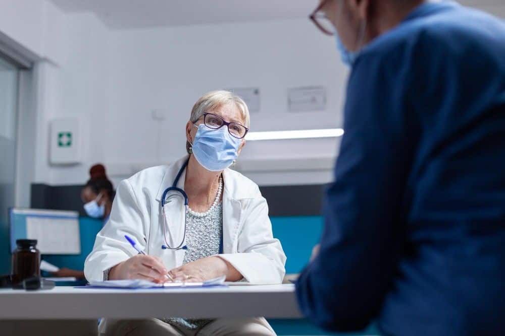 Cita con el médico antes de la cirugía plástica en Albania