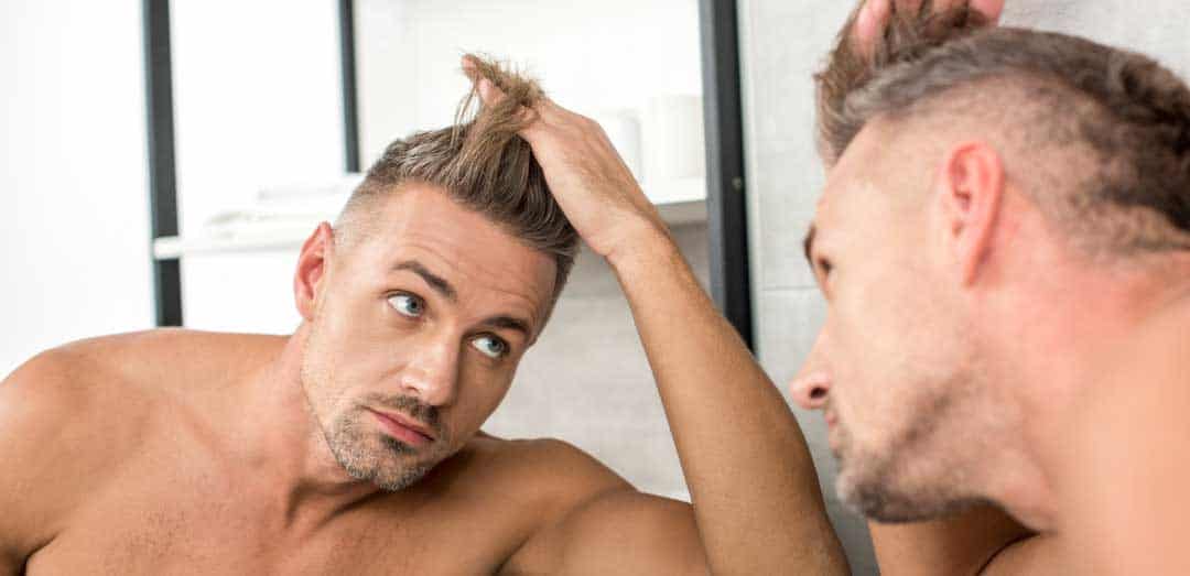 Uomo che consulta un medico per un trapianto di capelli in Albania per il ripristino dei capelli.