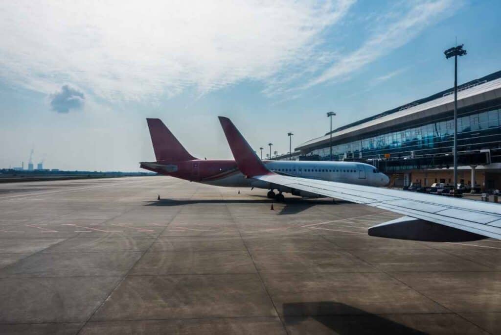 Aerei all'aeroporto albanese per viaggiatori di turismo medico.