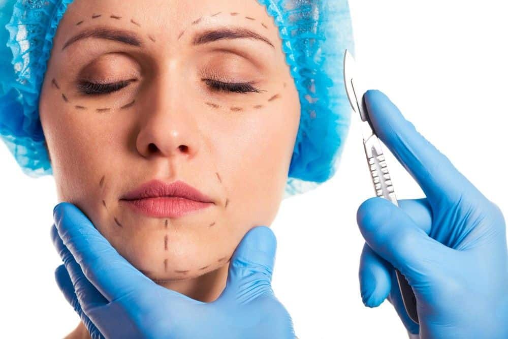 Cirugía de lifting facial asequible en Albania