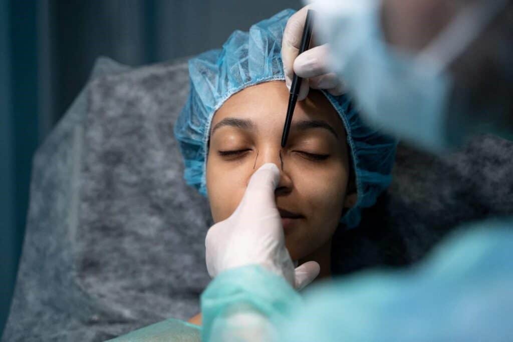 Gros plan des lèvres d'une femme après une chéiloplastie en Albanie pour améliorer son apparence.