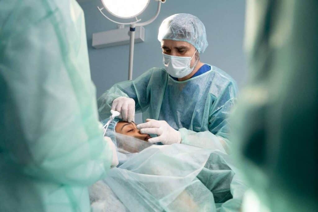 Gros plan sur des lèvres montrant les résultats d'une opération de lèvre supérieure en Albanie.