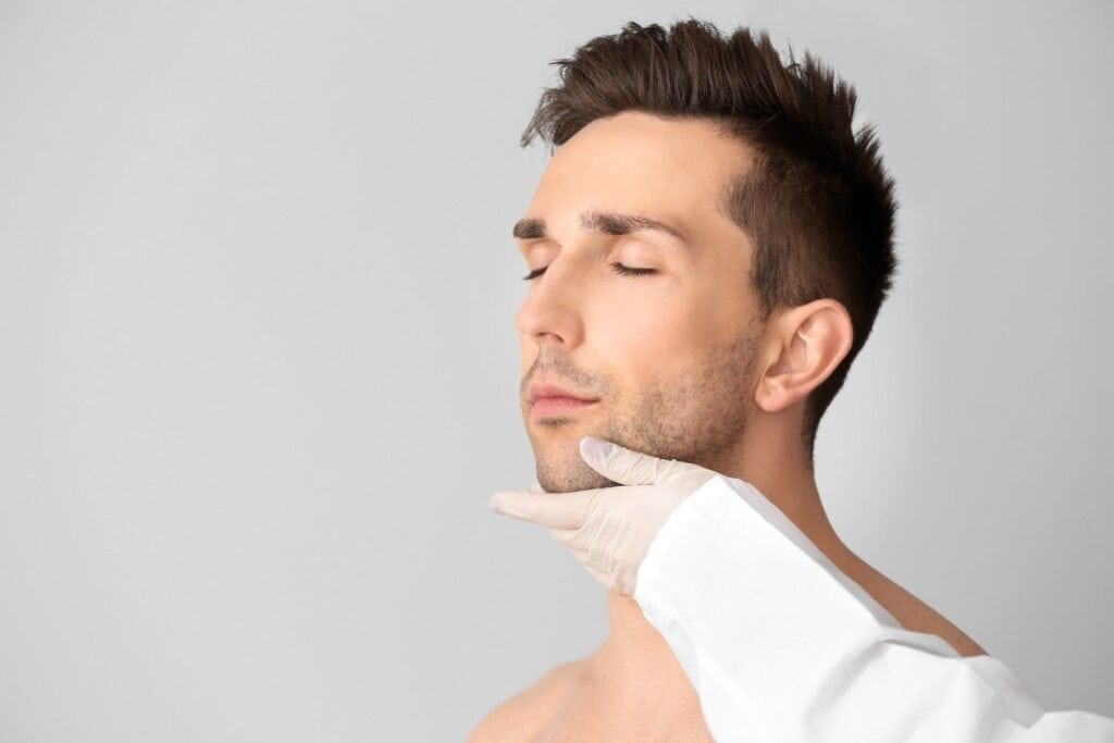 Mann erhält Anti-Aging-Gesichtsbehandlung in Albanien für Medizintourismus.