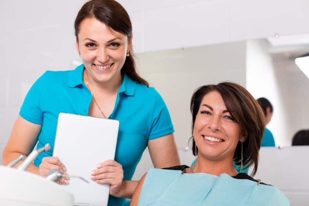 një paciente e kënaqur me shërbimin e një klinike dentare në Shqipëri