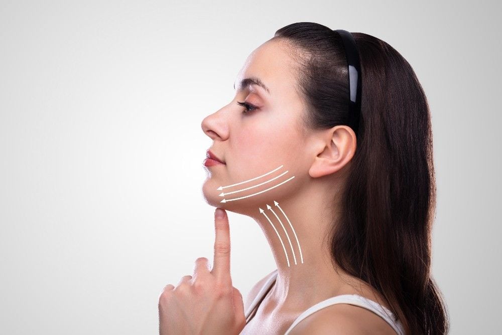Amélioration de la peau avec un peeling à l'huile de phénol-croton pour une revitalisation profonde.