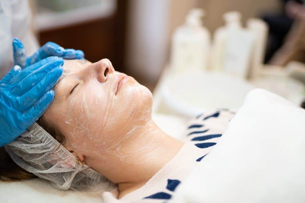 Femme recevant un traitement de rajeunissement profond de la peau avec un peeling à l'acide phénolique et crotonique en Albanie.