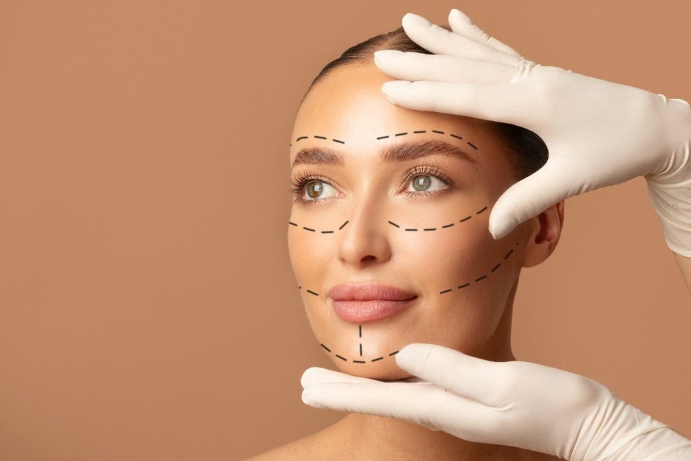 Femme en consultation pour un lifting, chirurgie plastique en Albanie pour amélioration esthétique.