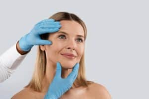 cirugía de lifting facial asequible en Albania