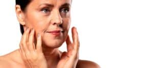 Vrouw die een consult ondergaat voor een nekcorrectie in Albanië voor betaalbare cosmetische chirurgie.