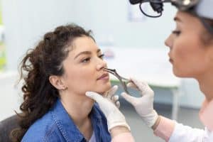 Vrouw ondergaat revisie rhinoplastie in Albanië bij een specialist.