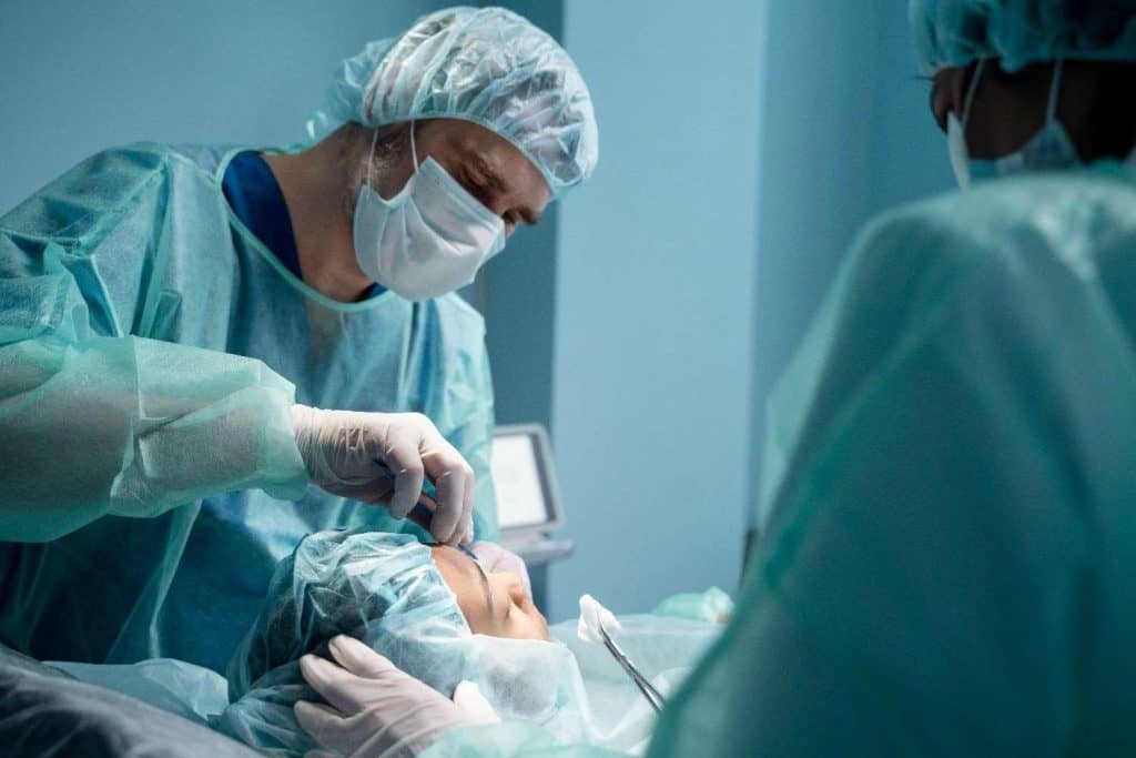 Bekwame chirurg die plastische chirurgie uitvoert in een Albanees ziekenhuis.