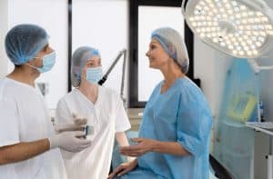 Medisch team bereidt zich voor op plastische chirurgie in kliniek in Albanië.