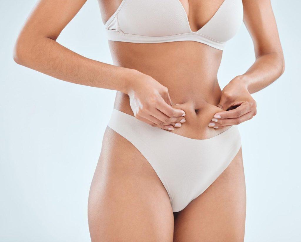 Tummy tuck en liposuctie ingreep in Albanië voor lichaamscontouren en esthetische verbetering.