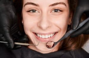 Tandheelkundige glimlach make-over in Albanië voor verbeterde esthetiek en zelfvertrouwen. Deskundige zorg en geavanceerde technologie.
