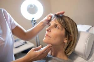 Frau erhält eine kosmetische Beratung in einer medizinischen Klinik in Albanien.