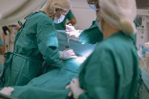 Αυξητική στήθους στην Αλβανία με υβριδικές τεχνικές, συνδυάζοντας εμφυτεύματα και μεταφορά λίπους για φυσικό αποτέλεσμα.