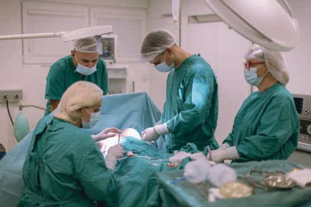 Ιατρική ομάδα που πραγματοποιεί υβριδική αύξηση μαστού με ενθέματα και μεταφορά λίπους στην Αλβανία.