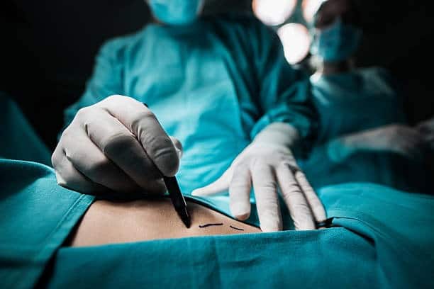 Chirurgen bereiten sich auf eine Operation in Albanien vor und beleuchten Medizintourismus und Gesundheitsleistungen.